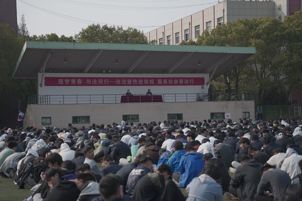 学校开展“逐梦青春,与法同行”法制教育讲座