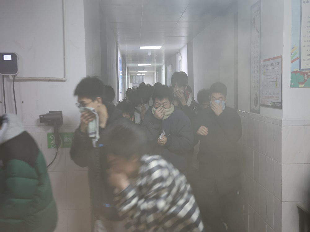 学校开展夜间火灾疏散逃生演练