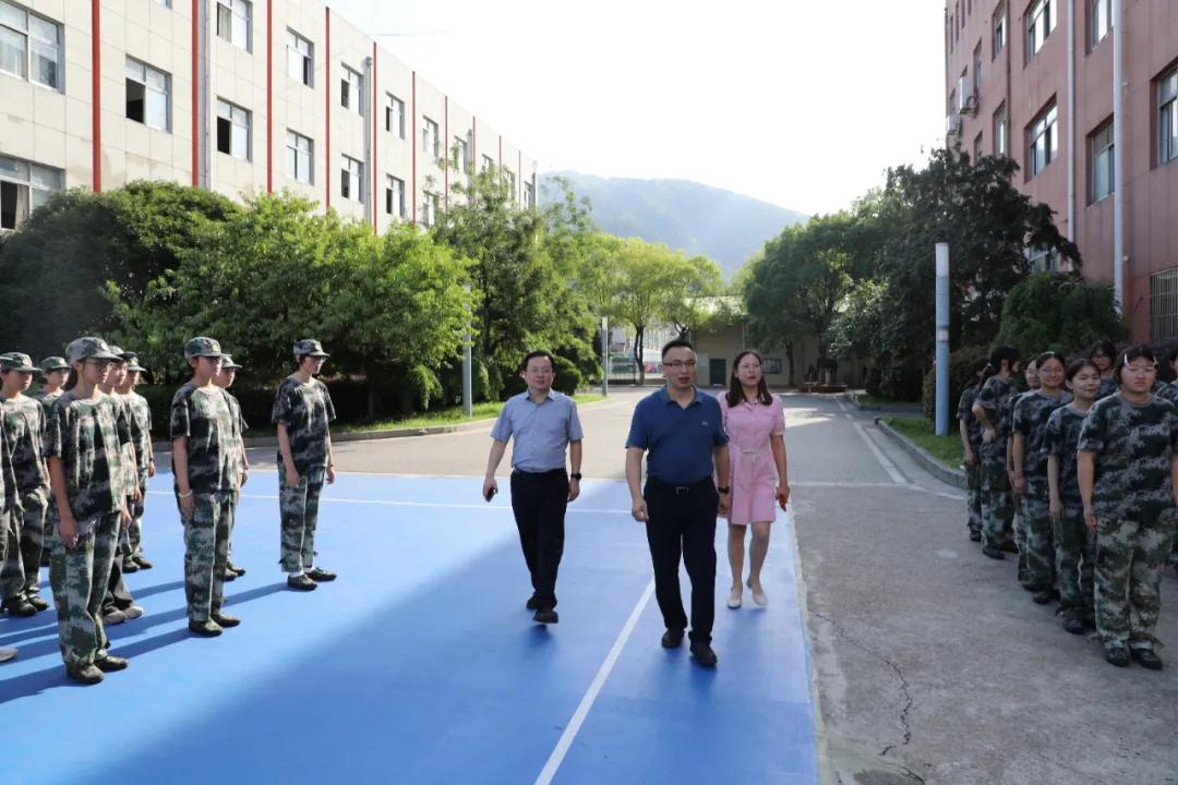 校领导率队看望慰问2025级军训新生