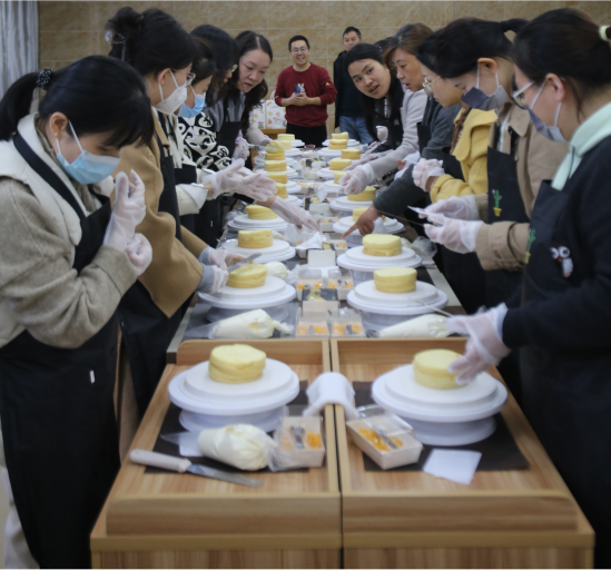 我校举办“时代女性·风采飞扬” —美丽“女神节”DIY蛋糕活动