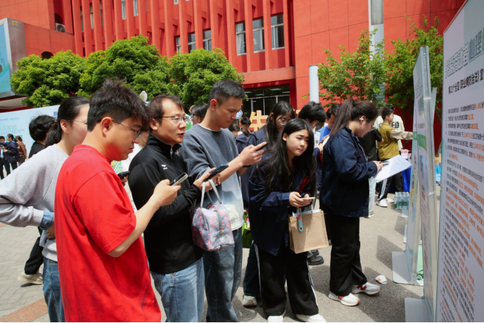 关注职业健康 助力高质发展—— 学校开展《职业病防治法》宣传周专题活动