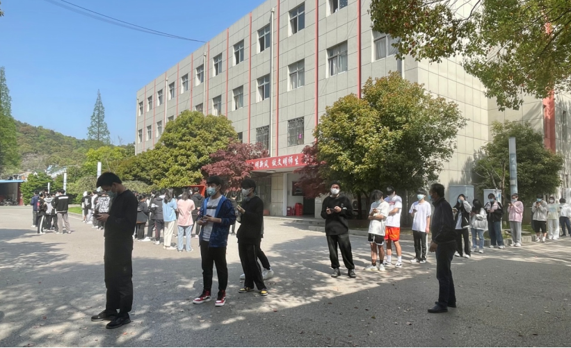 助力校园防疫 体育教师在行动