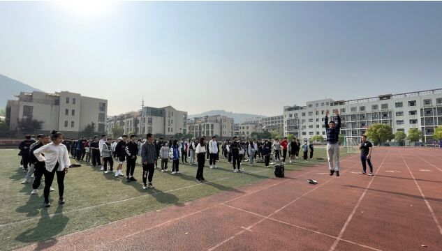 有序开展线下体育教学 激发居校学生运动热情