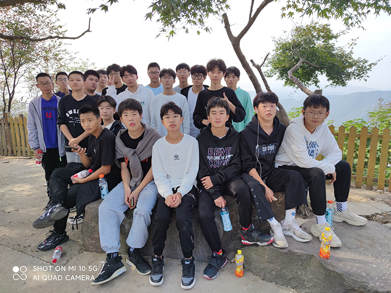 机电工程学院212323班组织学生进行公益活动