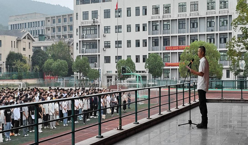 晨曦映国旗 校友传薪火 