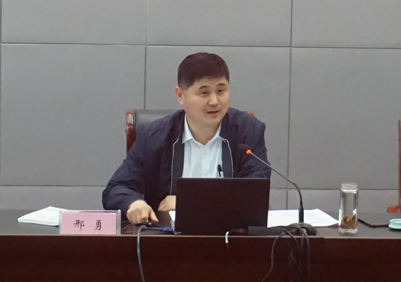 副校长邢勇上《形势与政策》课