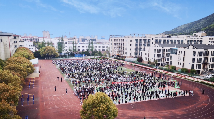 学校深入推进“两课两操一活动”，着力保障“阳光体育一小时”